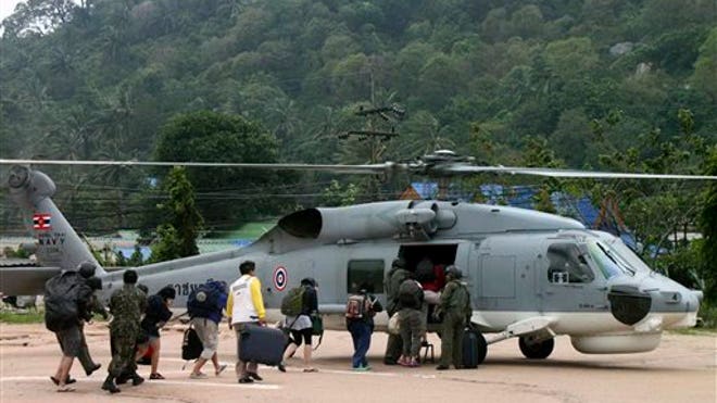 navy officers evacuated thai tourists in plane.jpg